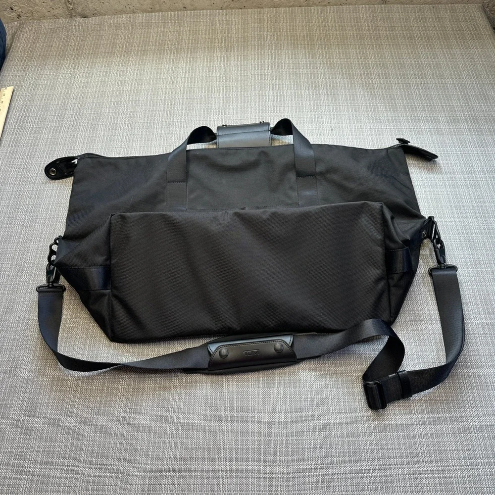 Tumi Subaru Black Ballistic Nylon Duffle Bag Travel Weekender Carry On Shoulder